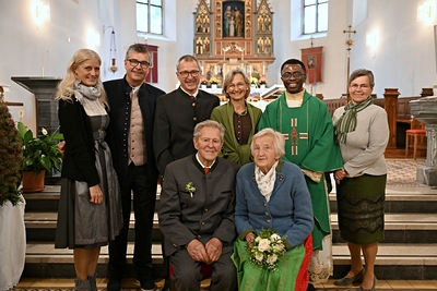 Das Jubelpaar Maria und Franz Krendl freute sich über die Glückwünsche von Bürgermeister Josef Forster mit Gattin Rosemarie, Sohn Walter Krendl mit Schwiegertochter Anna, Kaplan Paulmiki und Seniorengemeinderätin Brigitta Huber.